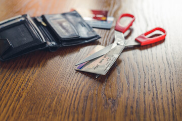 Irreversible destruction of a deactivated payment card by cutting with scissors