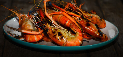 Grilled large prawns arranged in a deliciously aromatic dish, a healthy food.