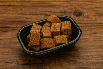 Cane sugar cubs in the bowl