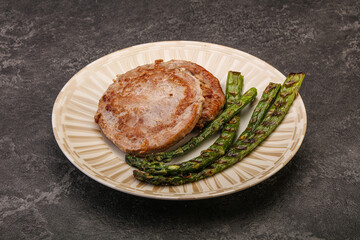 Grilled tuna steak with asparagus