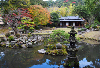 Fototapeta na wymiar 旧玉里庭園の鶴の池と紅葉