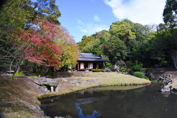 Obraz premium 旧玉里庭園の鶴の池と紅葉