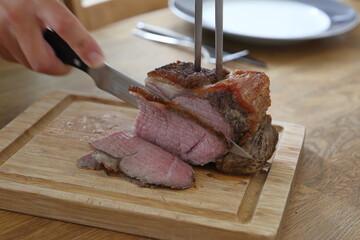 Aufschneiden von Roastbeef zart rosa gebraten.