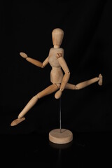 Muñeco de madera saltando