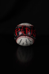 Bola de beisbol de Paris sobre fondo negro.