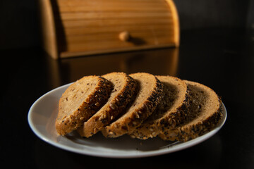 Geschnittenes Brot auf einem weißen Teller
