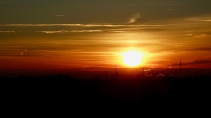Sonnenuntergang mit Industrie am Horizont