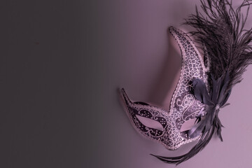 Careta de carnaval negra con adornos en negro con luz magenta 