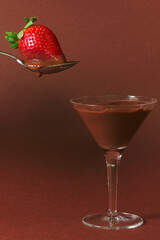 Fresas con chocolate en una copa de cóctel , foto minimalista 