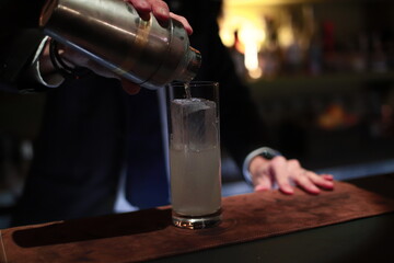 Fototapeta na wymiar bartender pouring beer