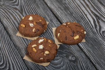 Fototapeta na wymiar Oatmeal cookies with peanuts and chocolate. On pine boards.