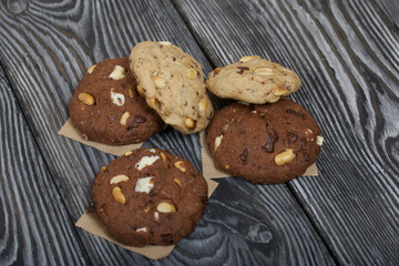 Fototapeta na wymiar Oatmeal cookies with peanuts and chocolate. On pine boards.