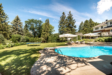 Beautiful Canadian House with backyard and swimming pool in Montreal's Suburb