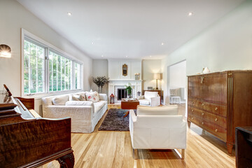 Beautiful Canadian House with backyard and swimming pool in Montreal's Suburb