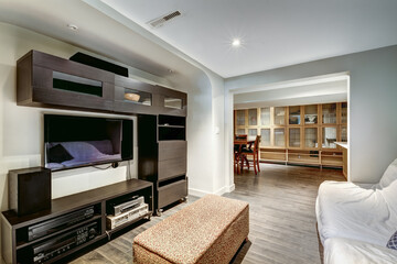 Beautiful Canadian House with backyard and swimming pool in Montreal's Suburb