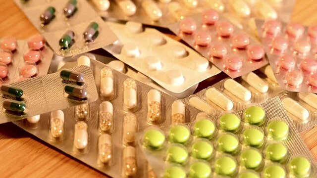 Bunte Medikamente Tabletten drehen auf einem Drehteller 