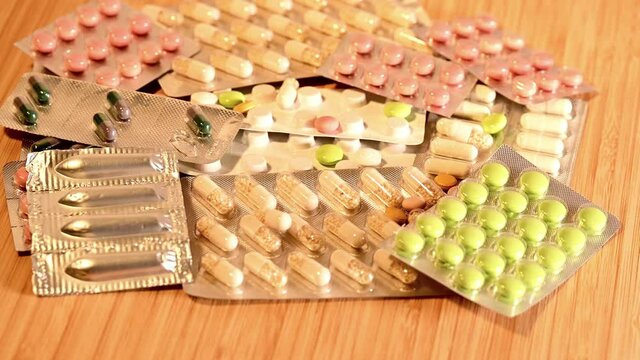 Bunte Medikamente Tabletten drehen auf einem Drehteller 