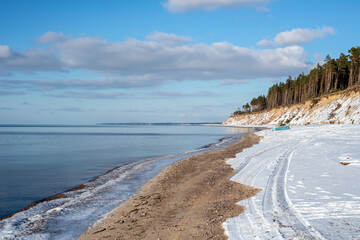 Fototapeta na wymiar winter on the coast of the baltic sea in Latvia
