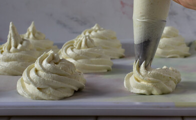 The process of planting apple marshmallows on a baking tray