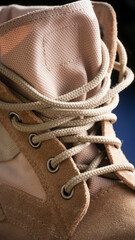 Detalle de cordones en calzado montañero beige