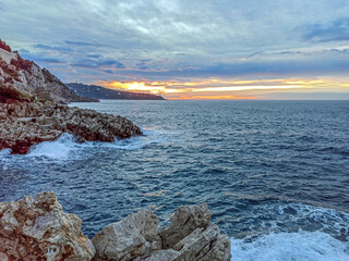 Lever de soleil sur la mer et le phare de la presqu'île du Cap Ferrat près de Nice sur la Côte d'Azur