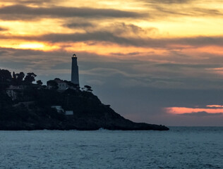 Lever de soleil sur la mer et le phare de la presqu'île du Cap Ferrat près de Nice sur la Côte d'Azur