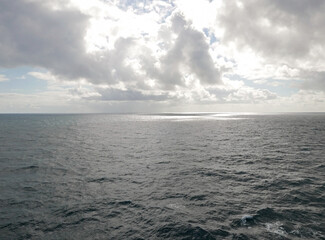 il mare cubo in una giornata nuvolosa