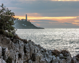 Lever de soleil sur la mer et le phare de la presqu'île du Cap Ferrat près de Nice sur la Côte d'Azur