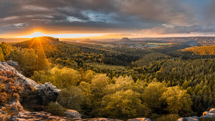 Panoramablick über den Nationalpark Sächsische Schweiz bei Sonnenuntergang, Sachsen, Deutschland