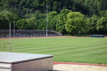 Stadion Tartanbahn im Sommer während Corona Sport treiben  © X.J.frames