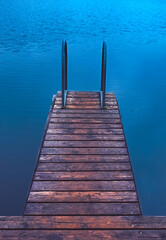 Steg mit Leiter am klaren See