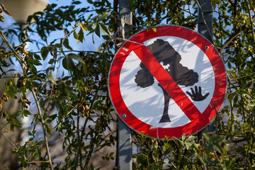 Don't touch the plant sign
