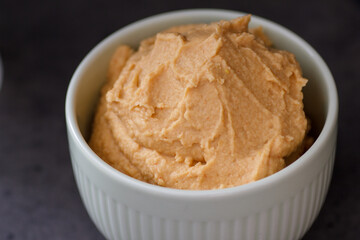 Hummus aus Kichererbsen in einer Keramikschale, Vegan, vegetarisch