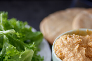 Pita-Brot mit grünem Salat und Hummus in einer Schale