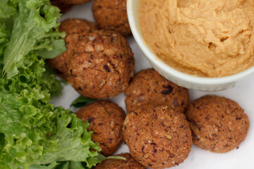 Falafel aus roten und weißen Bohnen mit grünem Salat und Hummus
