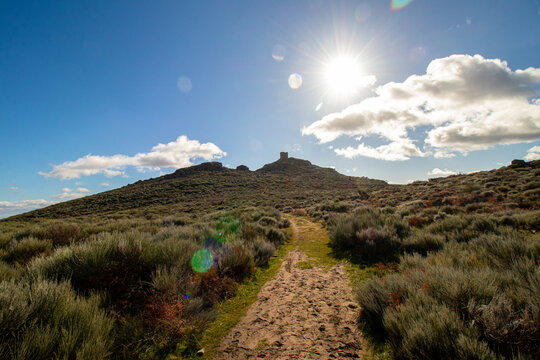 Paisaje con torre,  cielo de nubes azul en el norte de Extremadura