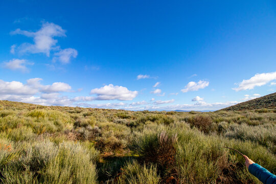 Barita M&aacute;gica en paisaje de oto&ntilde;o con cielo de nubes azul en el norte de Extremadura