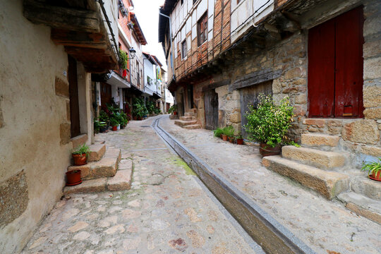 Calle de pueblo en extremadura espa&ntilde;a