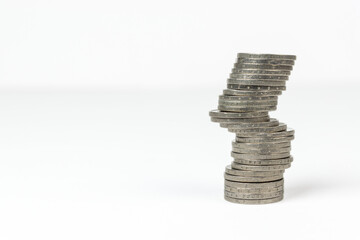 Torre de monedas apiladas de dos euros reflejo de la economía.