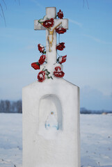 Polna kapliczka zimą © Katarzyna