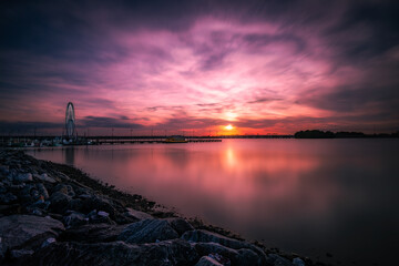 Obraz premium Setting Sun over the Potomac