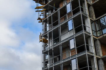 Construction of a monolithic building using beams for support