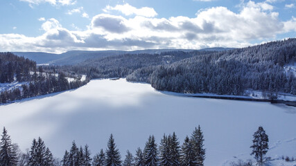 Fototapeta na wymiar Windgfällweiher im Schwarzwald im Winter 