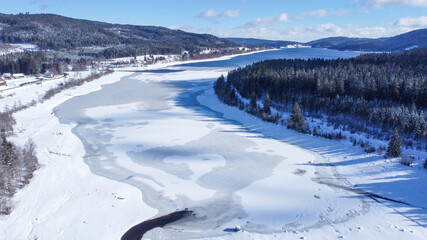 Schluchsee im Winter mit Schnee und Eis  Drohne