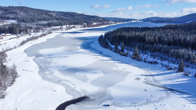 Schluchsee im Winter mit Schnee und Eis  Drohne