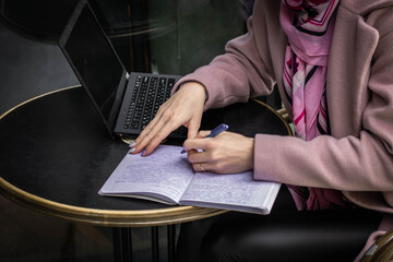 person working on laptop - obrazy, fototapety, plakaty