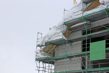 Auf einer Baustelle wird im Winter bei viel Schnee die Arbeit eingestellt