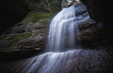 Obraz premium 清流の流れる渓谷。愛媛県東温市の滑川渓谷の滝。