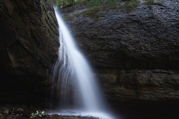 清流の流れる渓谷。愛媛県東温市の滑川渓谷の滝。