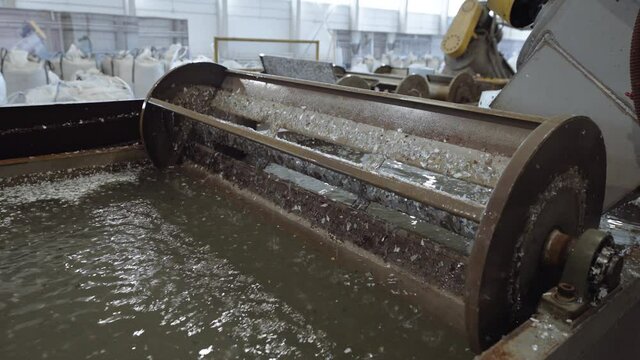Floating washing tank for PET.